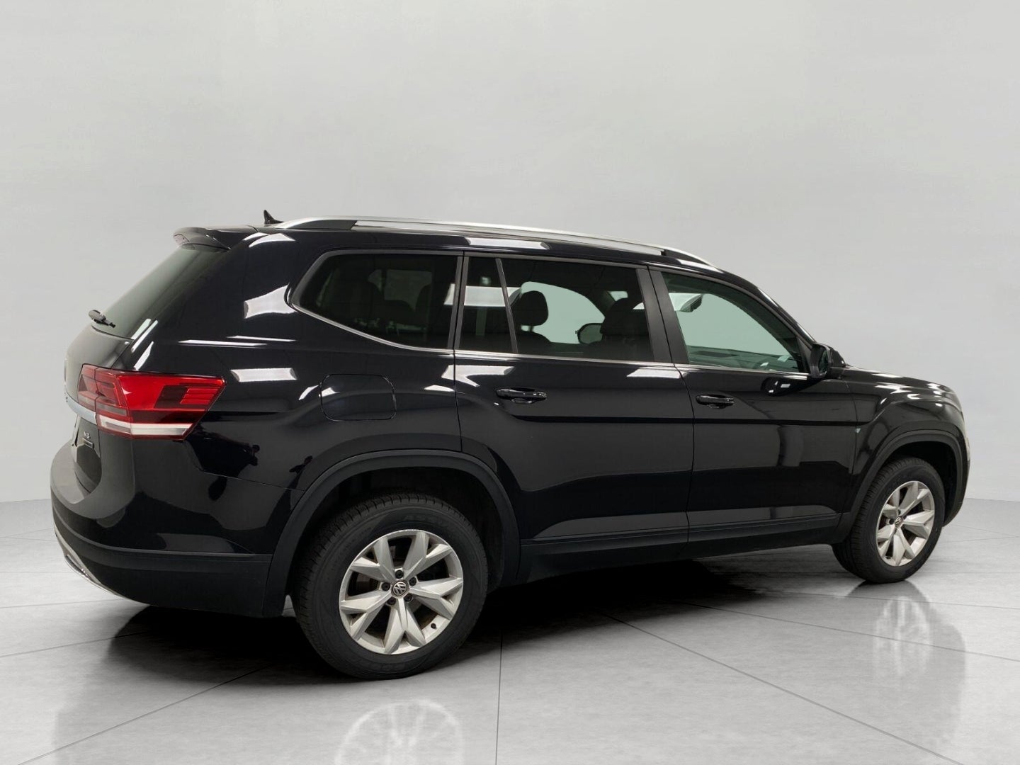 Used 2019 Volkswagen Atlas SE with VIN 1V2LR2CA2KC576580 for sale in Appleton, WI