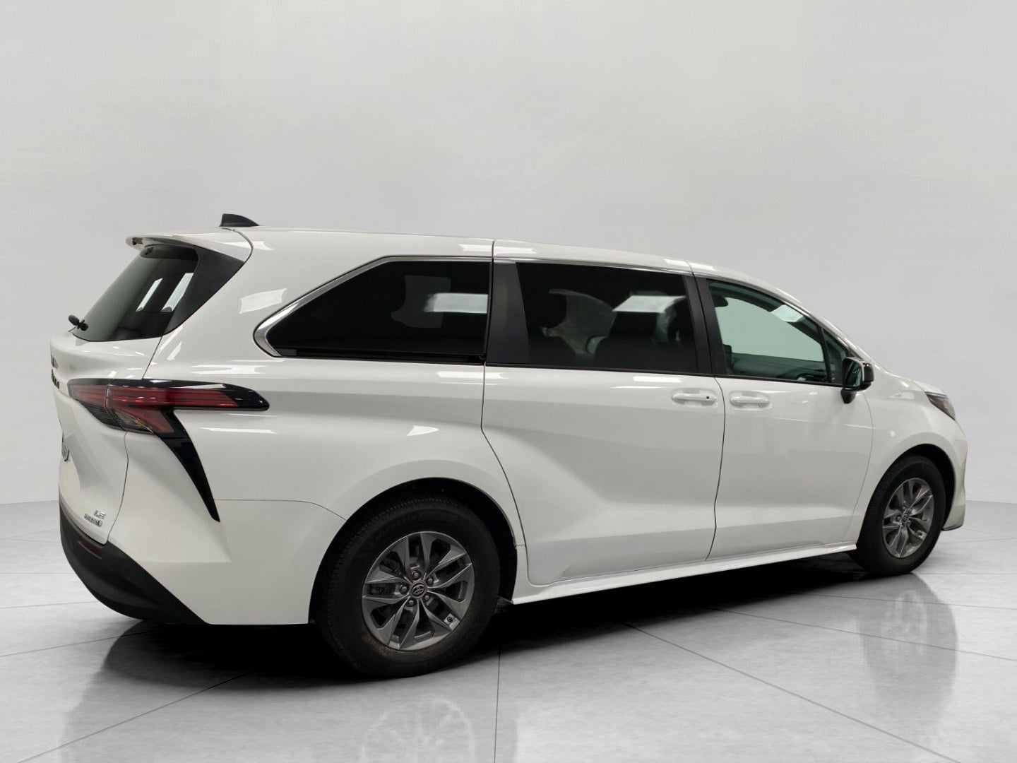 2022 Toyota Sienna LE FWD 8-Passenger