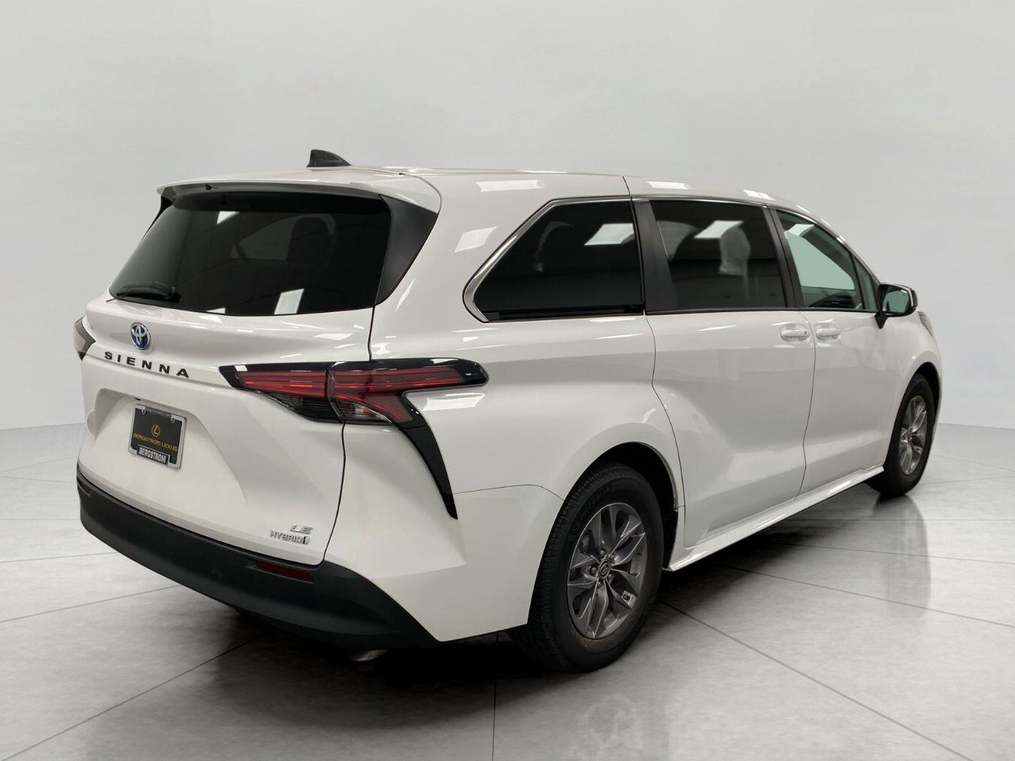 2022 Toyota Sienna LE FWD 8-Passenger