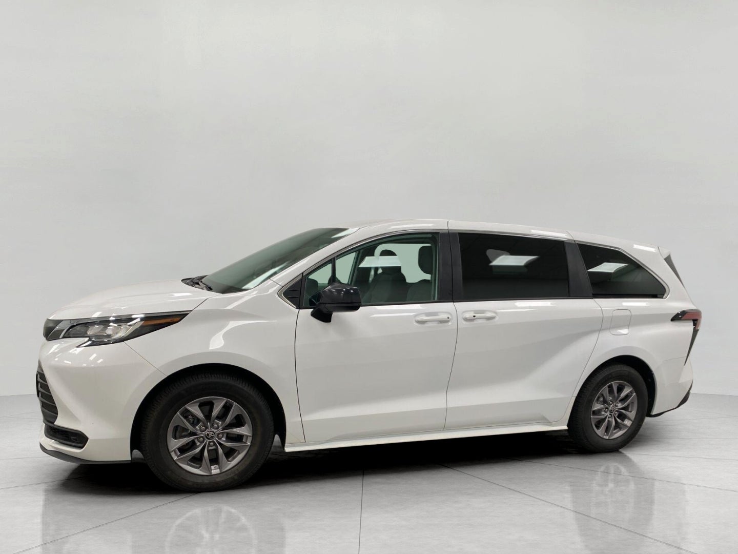 2022 Toyota Sienna LE FWD 8-Passenger